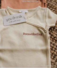 Body, tee-shirt, top, débardeur-Body coton bio manches courtes 'Breastfeeling' - Latte-You&Milk-Mer(e)veilleuse