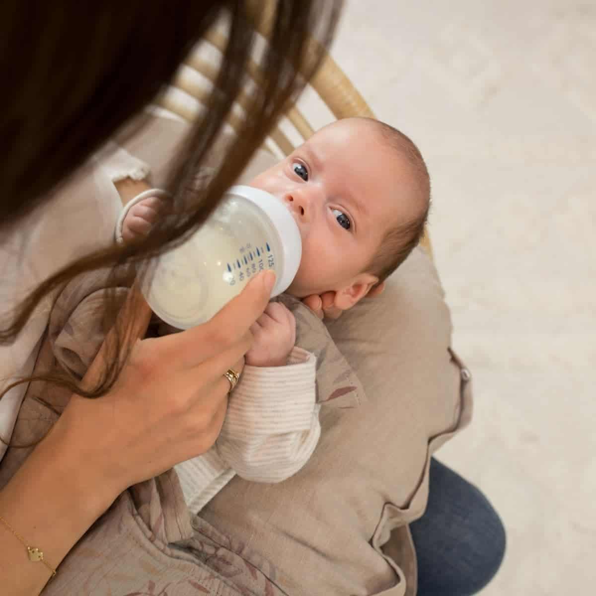 Coussin de maternité en position allaitement au biberon