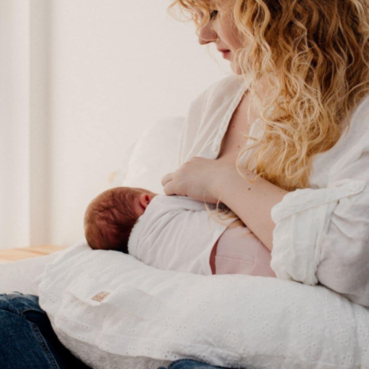 Coussin de maternité en position allaitement au sein